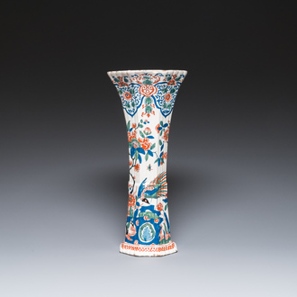 Vase de forme cornet en faïence de Delft en palette cachemire, 1er quart du 18ème