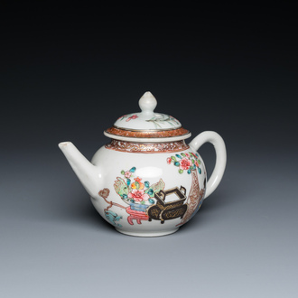 Théière couverte en porcelaine de Chine famille rose à décor d'antiquités, Yongzheng