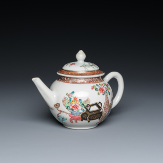 Een Chinese famille rose theepot met deksel met decor van antiquiteiten, Yongzheng