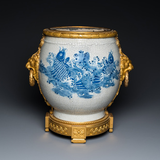 Grand vase en porcelaine de Chine en bleu et blanc à fond craquelé à monture en bronze doré, 18/19ème