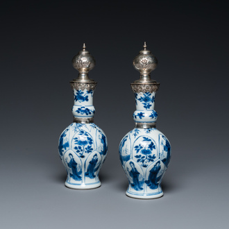 Een paar Chinese blauw-witte vazen met Nederlandse zilveren monturen, Kangxi