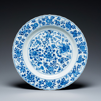 Plat en porcelaine de Chine en bleu et blanc à décor des quatre saisons, marque et époque de Kangxi