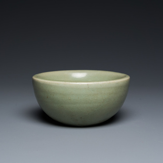 Een Chinese Longquan celadon dubbelwandige warmhoudkom of 'zhuge', Ming