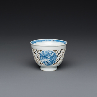 Rare tasse ajourée en porcelaine de Chine en bleu et blanc à double parois à décor de phénix, Kangxi