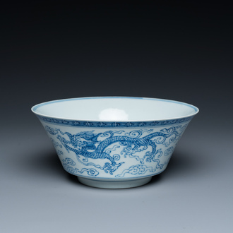 Bol en porcelaine de Chine en bleu et blanc à décor de dragons, marque de Yongzheng, 19/20ème