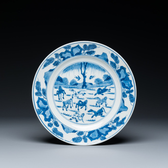 Assiette en porcelaine de Chine en bleu et blanc à décor des 'Huit chevaux de Mu Wang', Kangxi