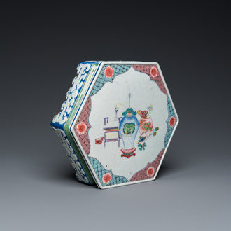 Rare socle ou support de forme hexagonale en porcelaine de Chine famille rose à décor d'antiquités, Yongzheng
