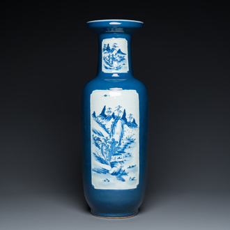Vase de forme rouleau en porcelaine de Chine à décor de paysages en bleu et blanc sur fond bleu, 19ème