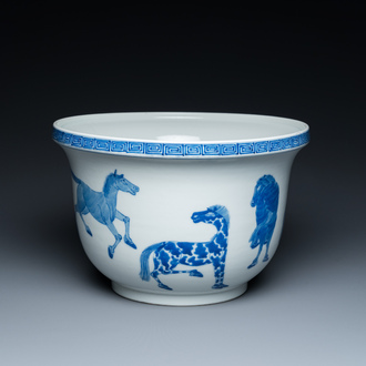 Een Chinese blauw-witte 'Acht paarden van Mu Wang' jardinière, Kangxi merk, 19/20e eeuw