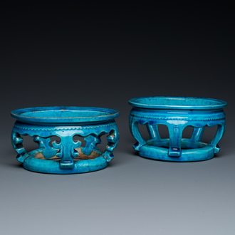 Deux ornements ou socles en porcelaine de Chine en turquoise monochrome, Kangxi