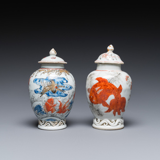 Deux boîtes à thé en porcelaine de Chine à décor de carpes en bleu, blanc et rouge de fer, Yongzheng