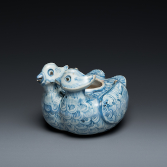 Een Chinese blauw-witte waterdruppelaar in de vorm van twee eenden, Ming
