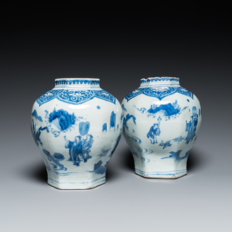 Paire de vases de forme hexagonale en porcelaine de Chine en bleu et blanc, époque Transition