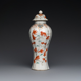 Vase couvert en porcelaine de Chine famille rose à décor de poissons en rouge de fer et grisaille, Yongzheng