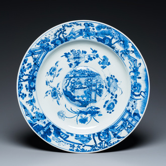 Een grote Chinese blauw-witte schotel met gebombeerd centraal medaillon, Kangxi