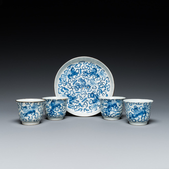 Four Chinese blue and white 'Buddhist lions' cups and their round tray, Shun Li Kin Ji mark, 19th C.