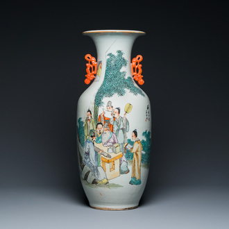 Vase en porcelaine de Chine qianjiang cai à décor de musiciens et de lettrés, signé Zhou Ding 周鼎, daté 1915