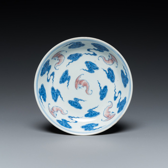 Coupe en porcelaine de Chine en bleu, blanc et rouge de cuivre à décor de chauve-souris et nuages, marque de Qianlong mais probablement postérieur