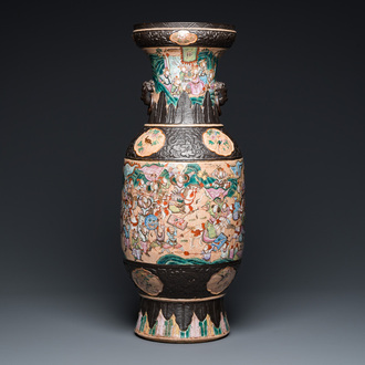 Vase en porcelaine de Chine famille rose dit 'de Nankin' à décor de scènes de guerre, 19ème