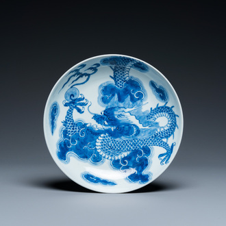 Coupe en porcelaine de Chine en bleu et blanc à décor d'un dragon, marque et époque de Yongzheng