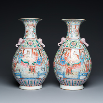 Paire de vases en porcelaine de Chine famille rose aux anses en forme d'éléphant, 19ème