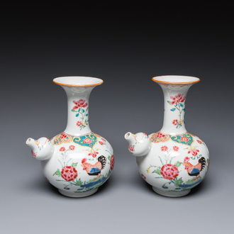 Paire de kendis en porcelaine de Chine famille rose à décor de coqs, Qianlong