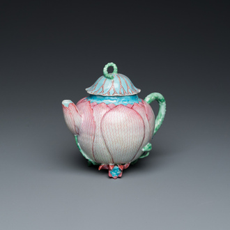 Théière couverte en forme de lotus en porcelaine de Chine famille rose, Yongzheng