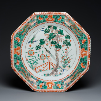 Grand plat de forme octogonale en porcelaine de Chine famille verte, Kangxi