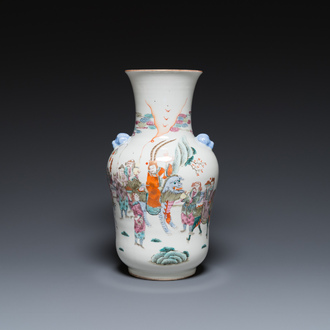 Vase en porcelaine de Chine famille rose à décor narratif, marque de Tongzhi, 19/20ème