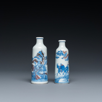 Twee Chinese blauw-witte en koperrode snuifflessen, 19e eeuw