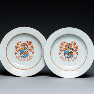 Paire d'assiettes armoriées aux bords en bianco-sopra-bianco en porcelaine de Chine de la Compagnie des Indes, Qianlong