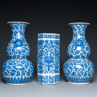 Drie Chinese blauw-witte vazen, 19e eeuw