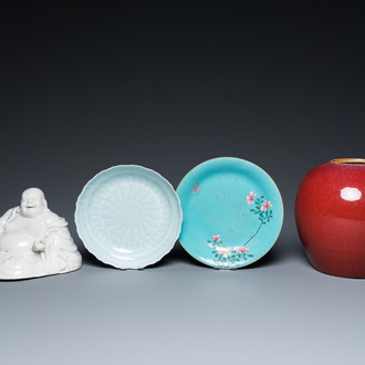 Un pot en porcelaine de Chine en sang de boeuf monochrome, un Bouddha en blanc de Chine et deux assiettes, 19/20ème