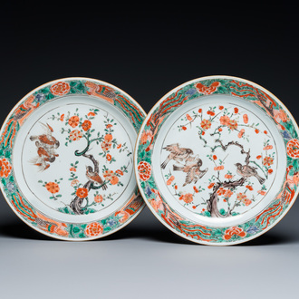 Deux plats en porcelaine de Chine famille verte à décor de pies et de prunus, Kangxi