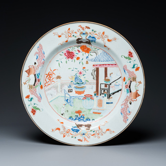 Plat en porcelaine de Chine famille rose à décor d'antiquités, Yongzheng/Qianlong