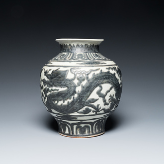 Vase en porcelaine de Chine de style Nankin à décor de dragons en relief, 18/19ème