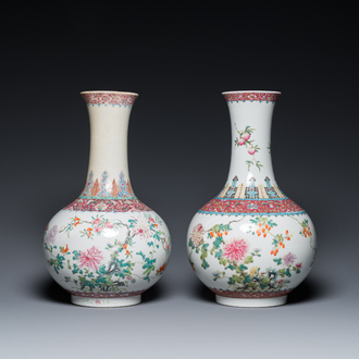 Deux vases de forme bouteille en porcelaine de Chine famille rose, marque de Hongxian, République