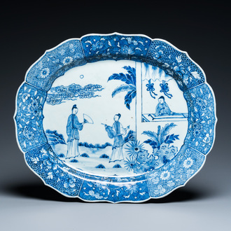 Een grote Chinese blauw-witte 'Xi Xiang Ji' schotel, Qianlong