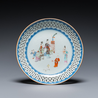 Assiette au bord ajouré en porcelaine de Chine famille rose à décor 'san niang jiao zi', Qianlong