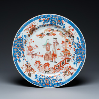 Plat en porcelaine de Chine verte-Imari à décor du gouverneur Duff et son épouse, Yongzheng