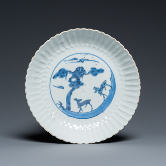 Coupe en forme de chrysanthème en porcelaine de Chine en bleu et blanc à décor de deux cerfs pour le marché japonais, Tianqi/Chongzhen