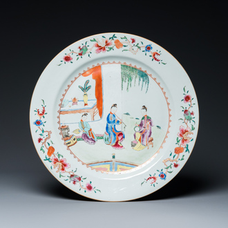 Plat en porcelaine de Chine famille rose à décor de musiciennes, Qianlong