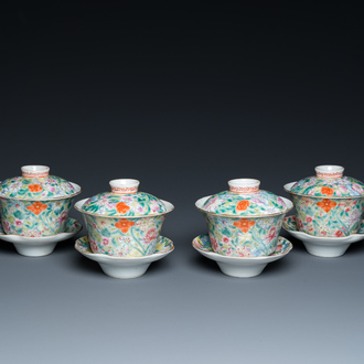 Quatre bols couverts sur leur support en porcelaine de Chine famille rose à décor millefleurs, marque de Qianlong, République