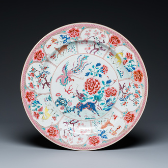 Plat en porcelaine de Chine famille rose à décor d'un qilin et d'un phénix, Yongzheng
