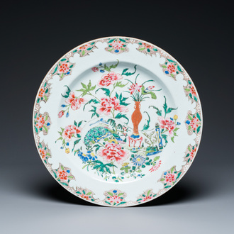 Plat en porcelaine de Chine famille rose à décor d'antiquités, Qianlong