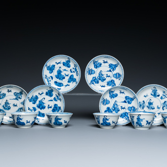 Six tasses et soucoupes en porcelaine de Chine en bleu et blanc à décor de dames et de chiens, Kangxi