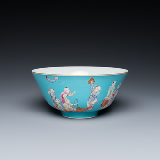 Bol en porcelaine de Chine famille rose à décor de garçons sur fond turquoise, marque de Qianlong, 20ème