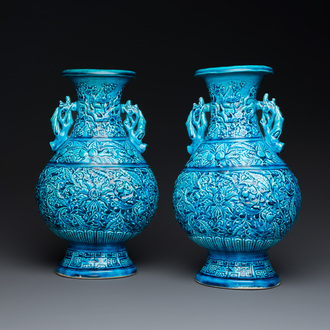 Paire de vases en porcelaine de Chine en turquoise monochrome à décor de lotus, 19ème