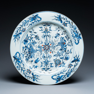 Plat en porcelaine de Chine en bleu et blanc aux rehauts en dorure et rouge de fer, Yongzheng