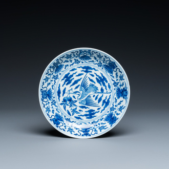 Coupe en porcelaine de Chine en bleu et blanc à décor d'une grue, marque de Yongzheng, 18/19ème